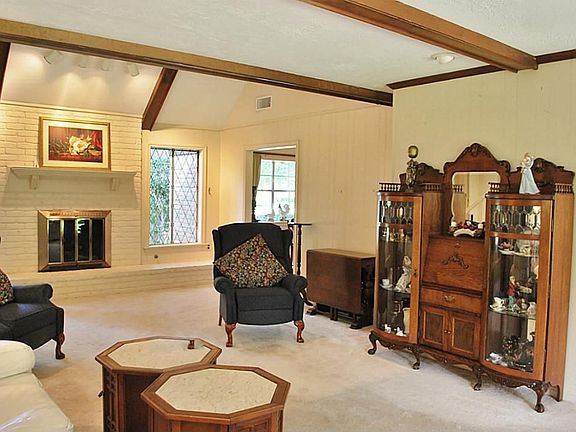 5th image of 2119 Hickory Creek Dr