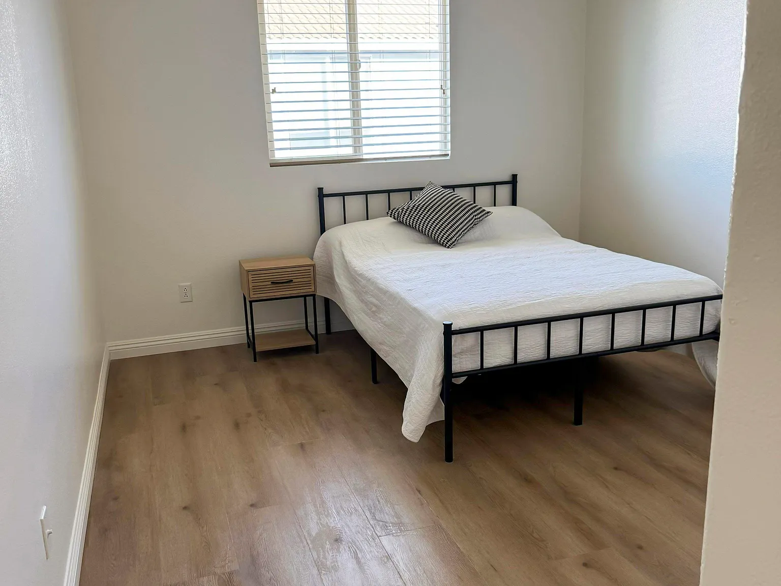 4 bed, 4.0 bath, 3349 sqft, $905 — Photo 1