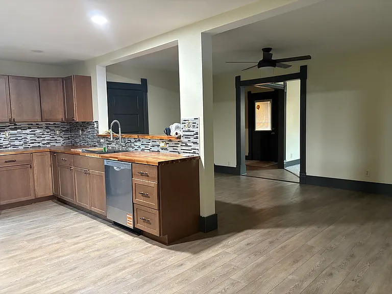 204 N Lind St — Photo 3