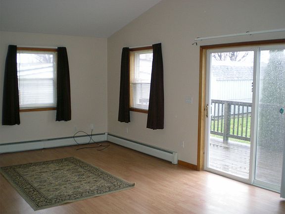 5th image of 442 Ambrose St