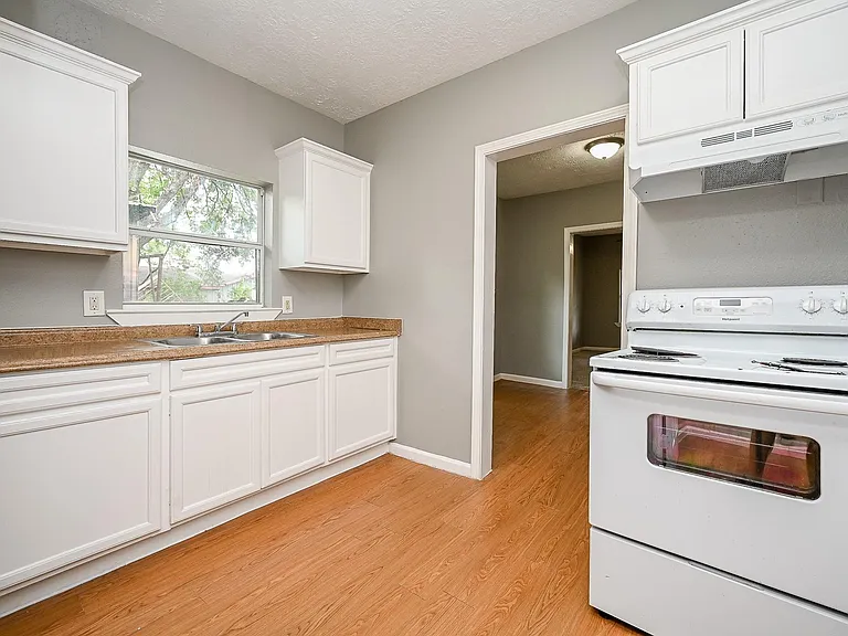 8007 Carver Rd — Photo 11