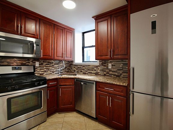 3rd image of 951 Putnam Ave #C3
