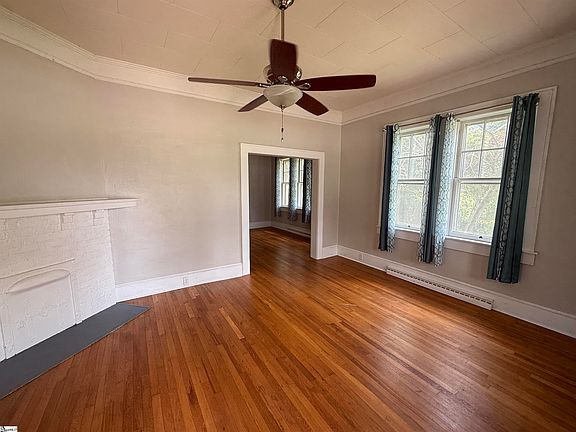 4th image of 210 W Maple St