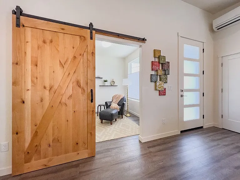 595 Silver Ln — Photo 18