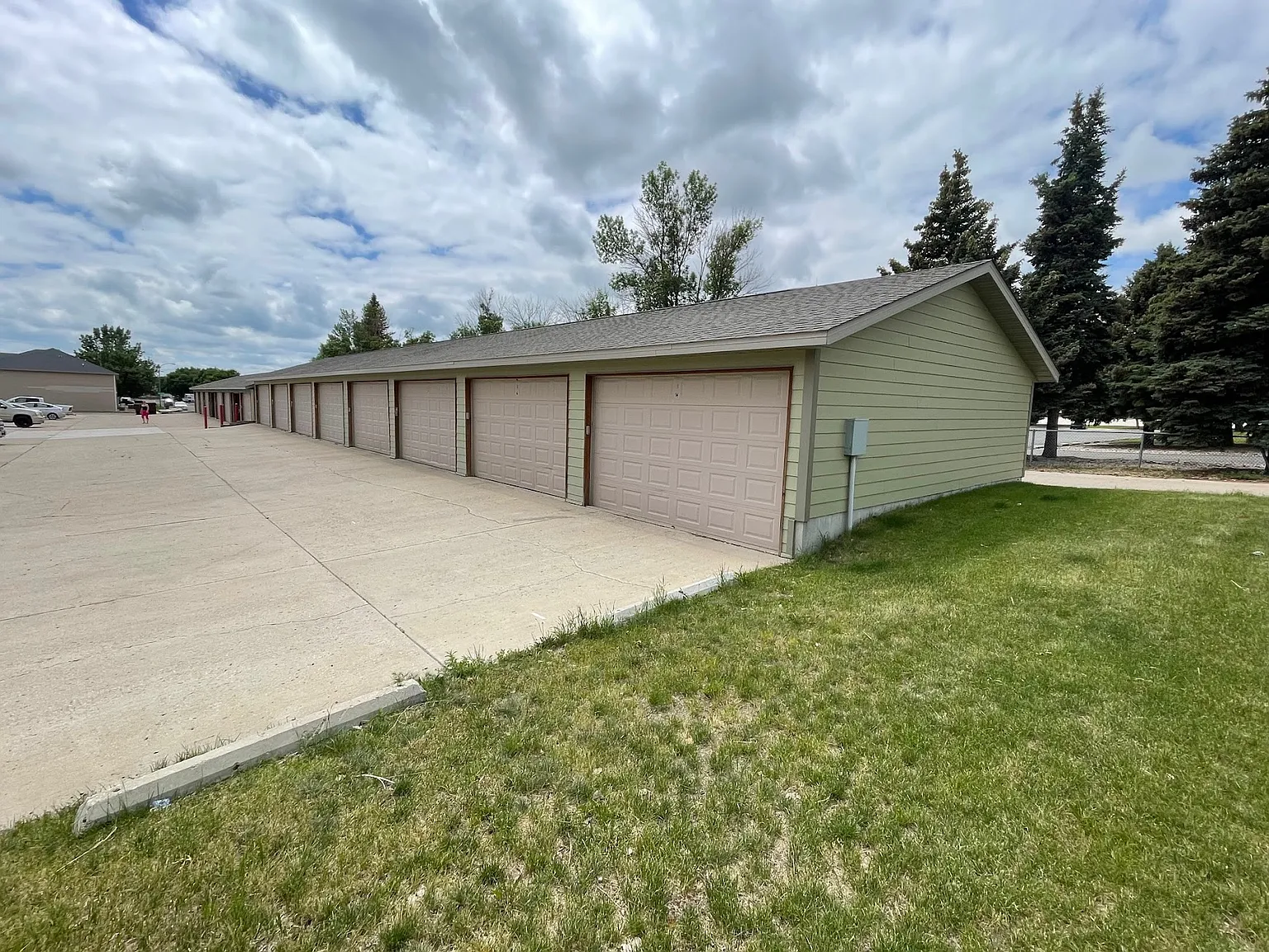 WOW! 3 bedroom, 2 bath with GARAGE! — Photo 2
