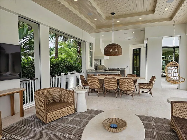 637 Palm Cir W — Photo 46