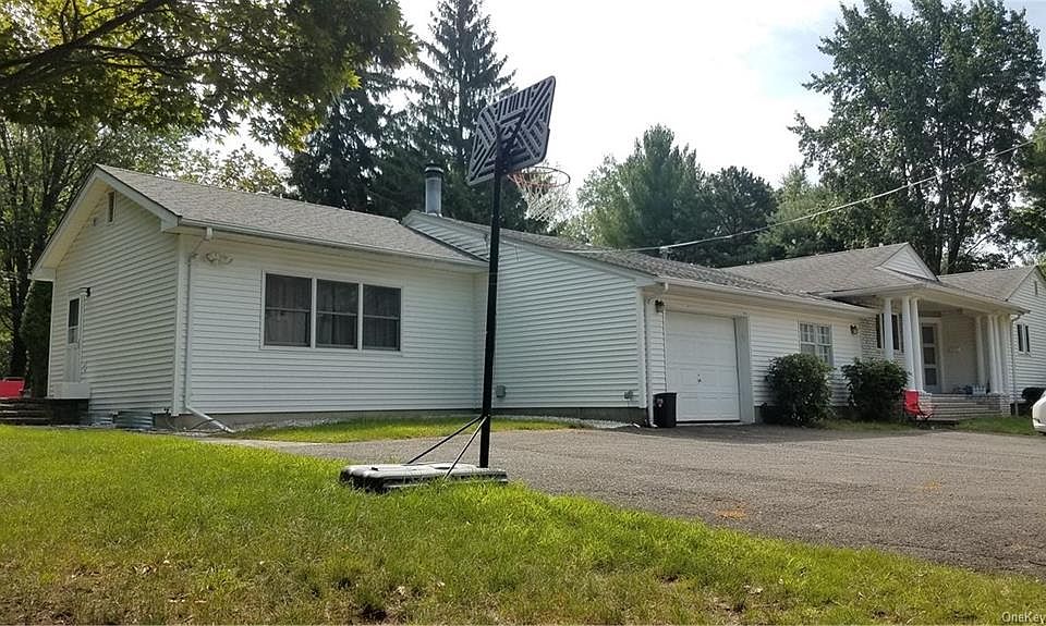 1st image of 2 Carlton Ln