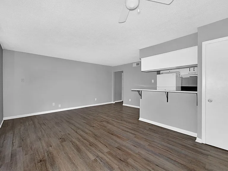 Carolyn Court Apartments — Photo 5