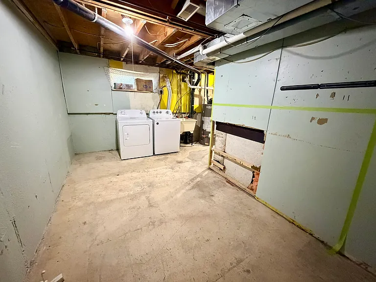 1095 Mississaga St W #126 — Photo 23