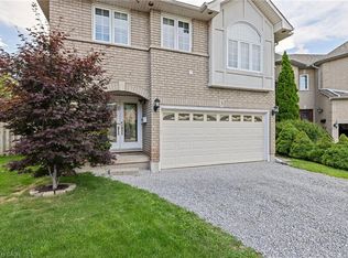 3 Nature Ct, Hamilton, ON L9C 7T5