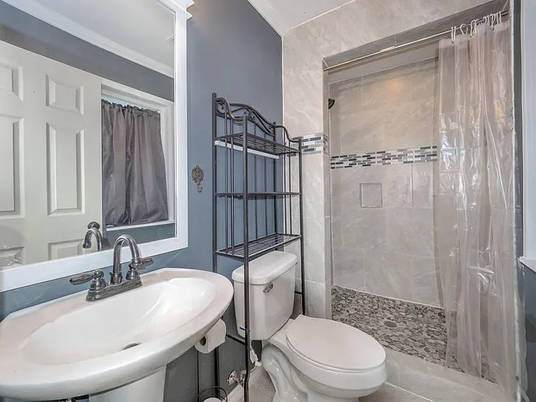 700 N Gladys St — Photo 16