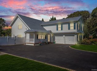 18 Concord Dr, Holtsville, NY 11742
