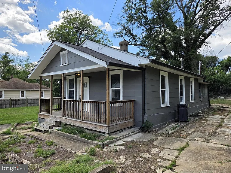 208 68th Pl — Photo 2