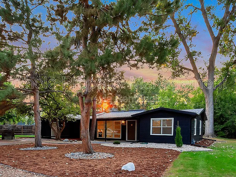 8845 W Frances Pl — Photo 2