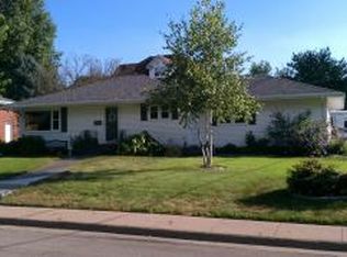 410 Parkington Dr, Muscatine, IA 52761