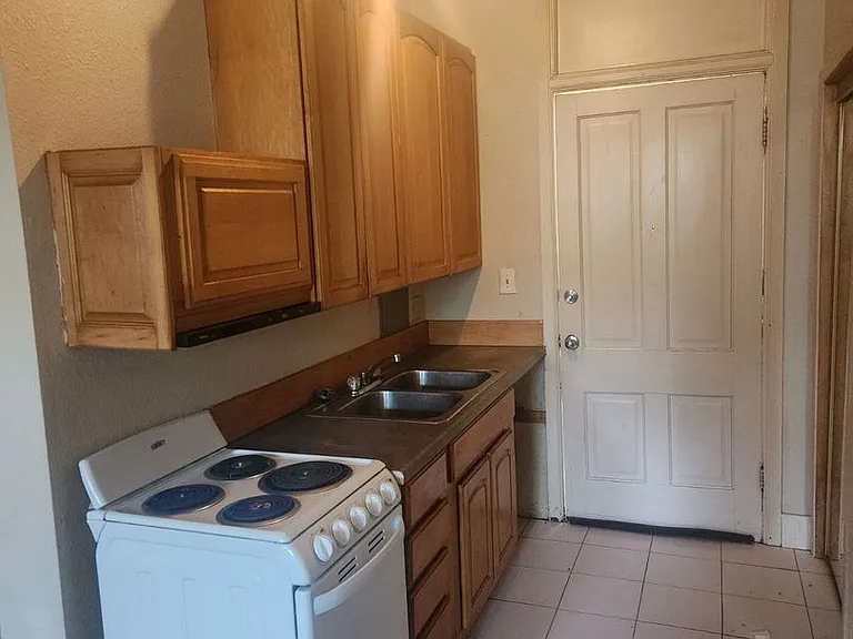 227 W Wapello St — Photo 2