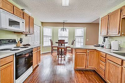 4th image of 206 E Bushy Hill Dr