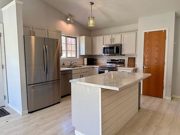 4th image of 3818 Strathmore Ln SE
