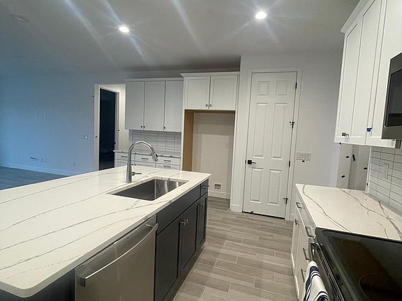 4th image of 813 S Strahan Pl