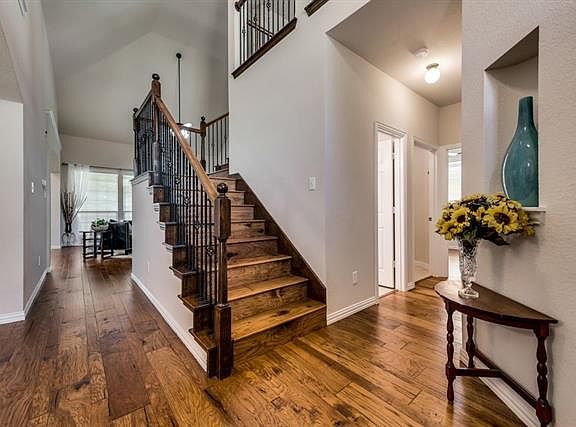 3rd image of 976 Wellington Dr