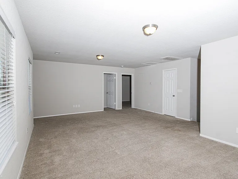 2711 Wyandotte Ave — Photo 12