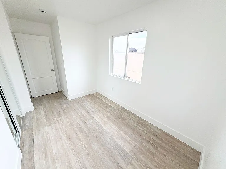 2637 S Manhattan Pl — Photo 6
