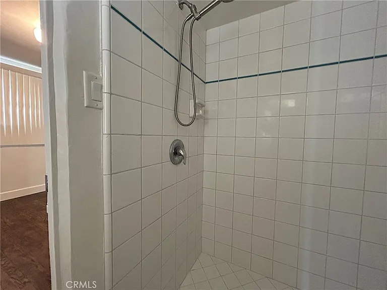 214 E Stocker St #B — Photo 12