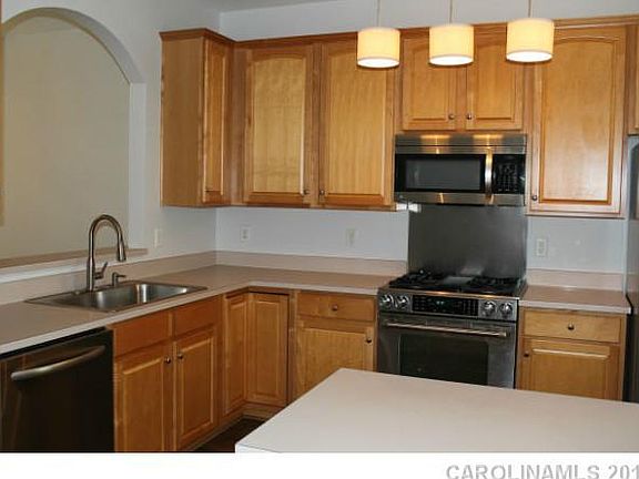 3rd image of 2409 Woodridge Dr #20
