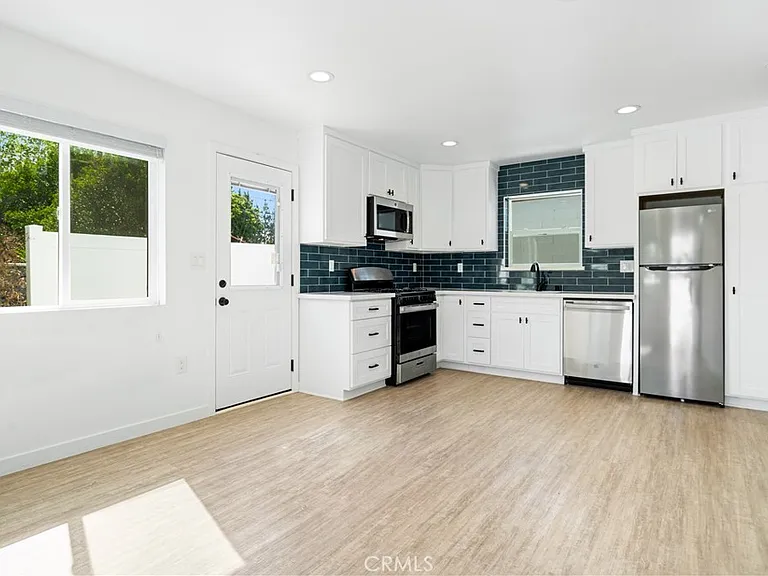 18924 Sylvan St — Photo 2