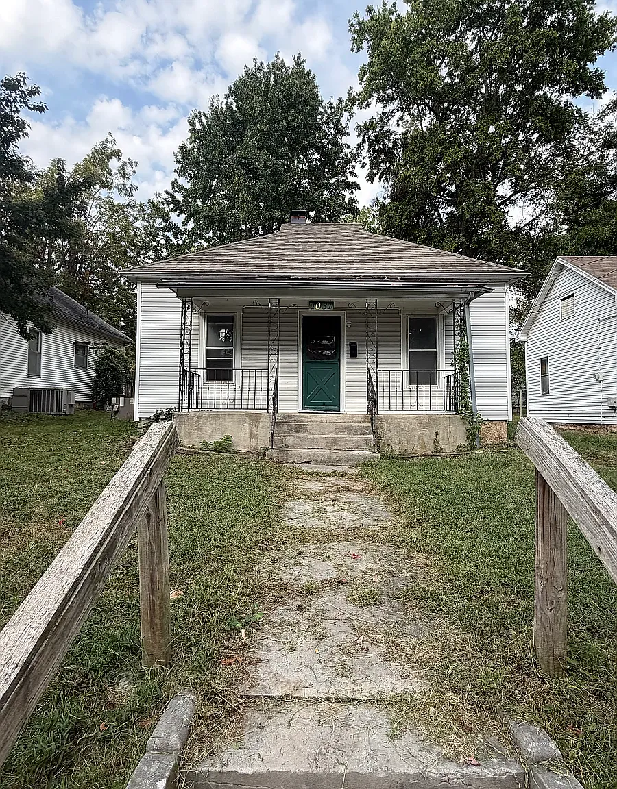 1031 Valley St — Photo 2