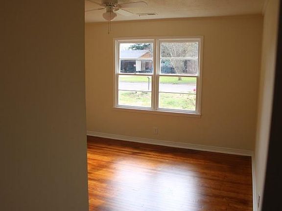 4th image of 220 Teresa Dr