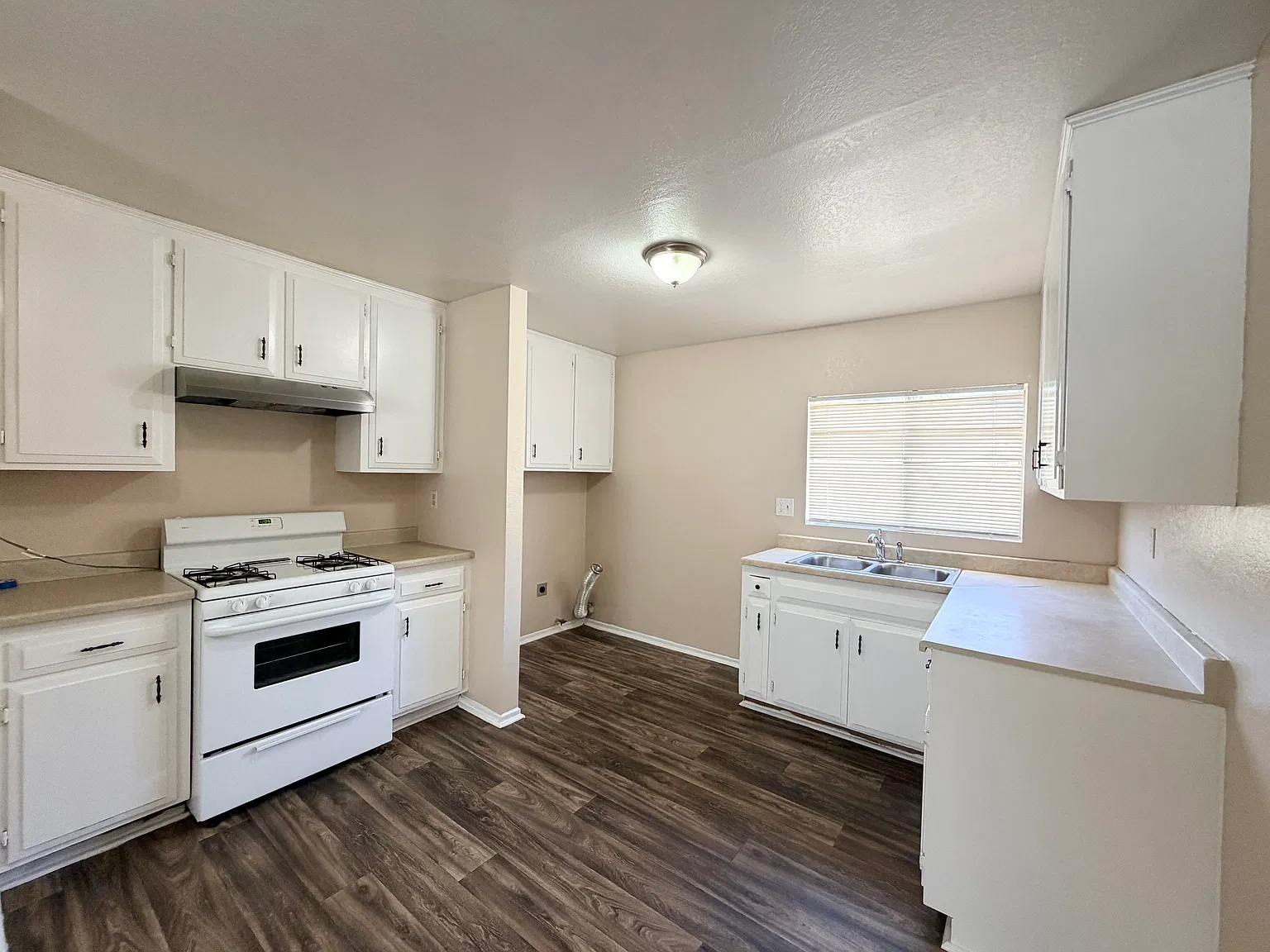 407 E East St — Photo 3