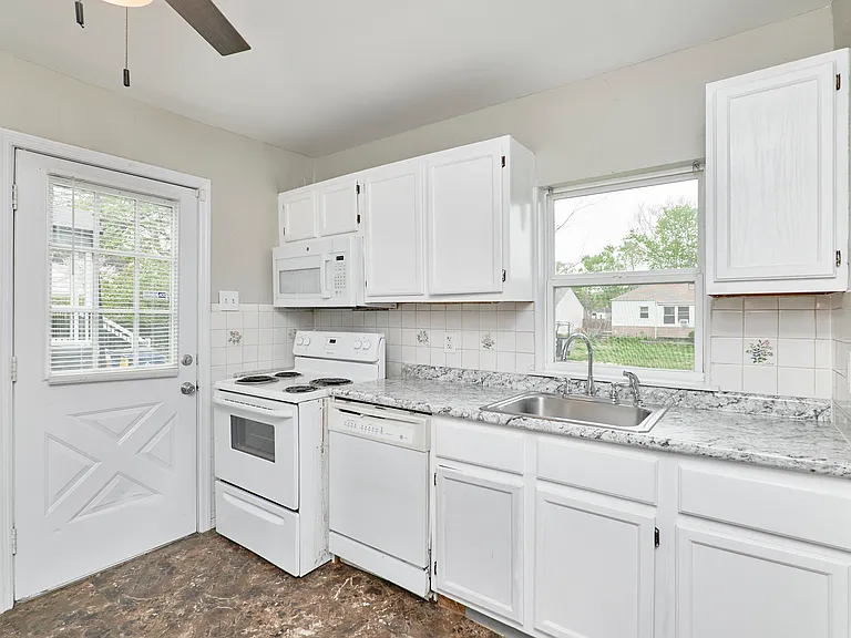 10214 Saint Anthony Ln — Photo 11