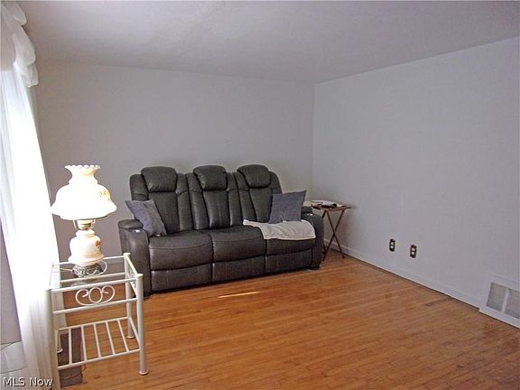3rd image of 126 Glavera Ave NE