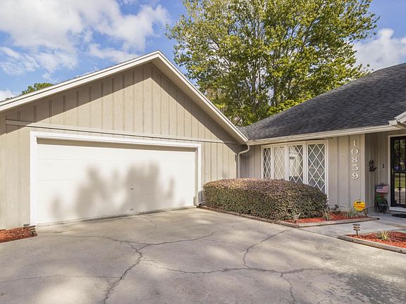 02 courtyard entry garage