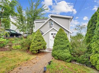 8 Carle Rd, Branford, CT 06405