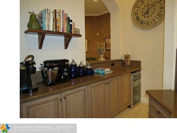 5th image of 10963 NW 70th Ct