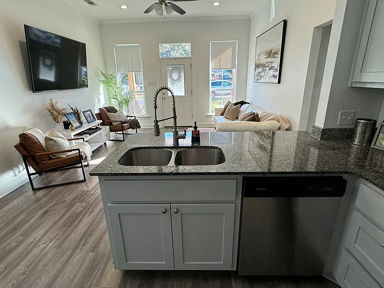 9507 Thayer Ave — Photo 6
