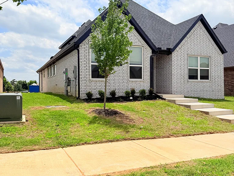 2903 SW Lovely Ln — Photo 3