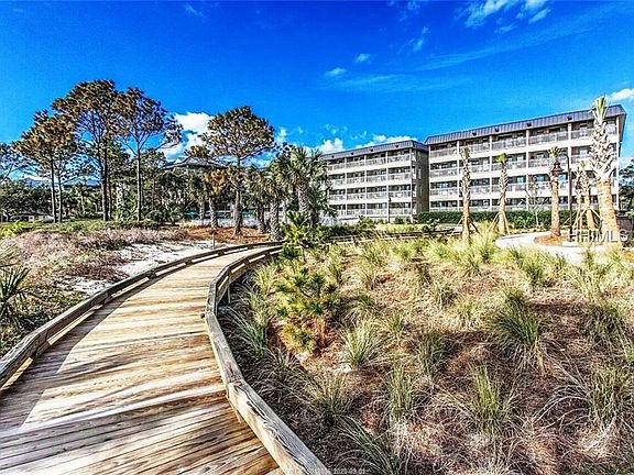 3rd image of 43 Forest Dr APT 121