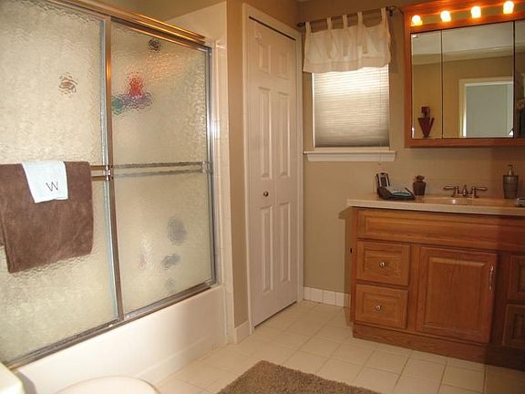 Full large Bath w/ closet
