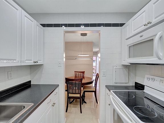 4th image of 17001 NE 13th Ave APT 306