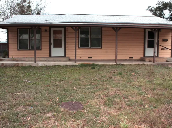 305 N Travis St, Comanche, TX 76442