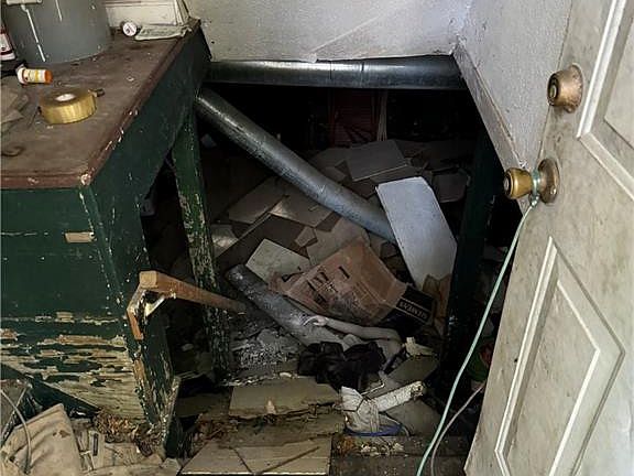 3rd image of 2541 Lawrence Ave