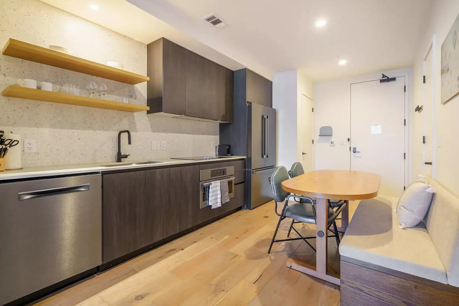 1 bed, 1.0 bath, 667 sqft, $3,931 — Photo 4