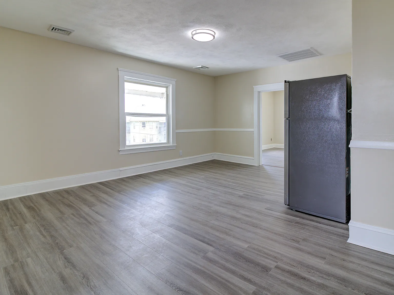 3 bed, 1170 sqft, $1,900 — Photo 3