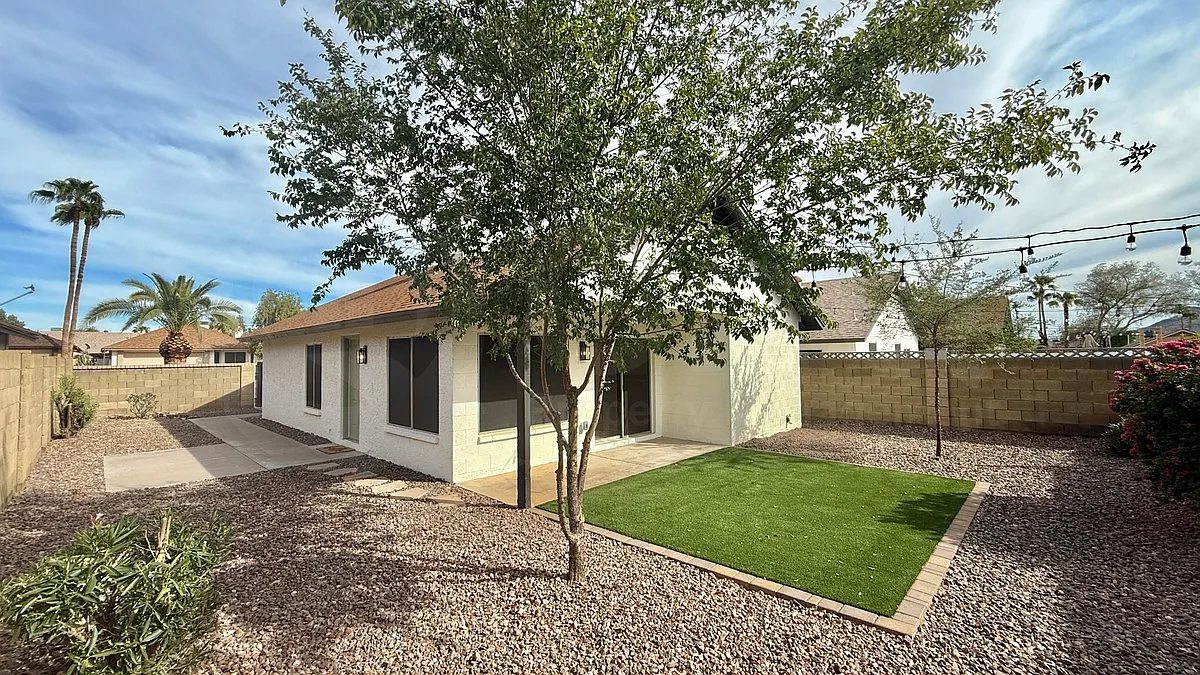 3 bed, 2.0 bath, 1054 sqft, $2,650 — Photo 4