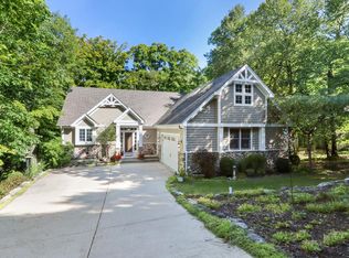 670 Upper Brookwood Dr, Fontana, WI 53125