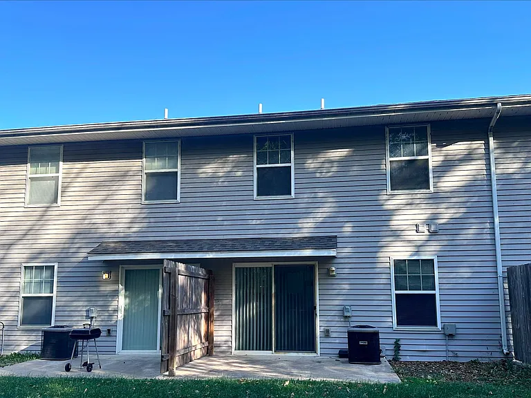 2105 SE Pioneer Way — Photo 3