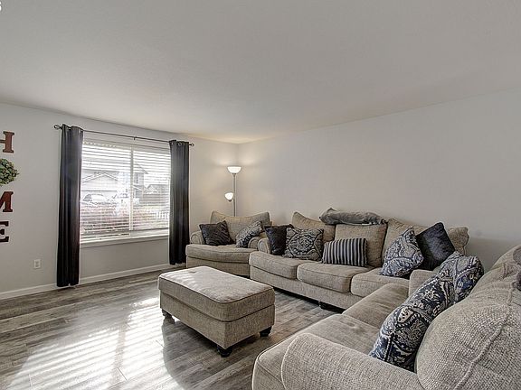 4th image of 16000 NE 76th Way